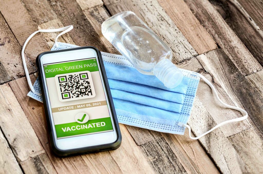Green pass per ripartire in sicurezza: l’Italia dice no al modello francese